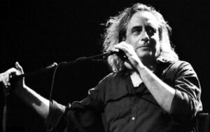 Αγγελάκας για Τέμπη: Συγνώμη πατέρα, αν ήξερα ότι θα πάρεις αποζημίωση και έξτρα σύνταξη, θα ανέβαινα κι εγώ στο τρένο