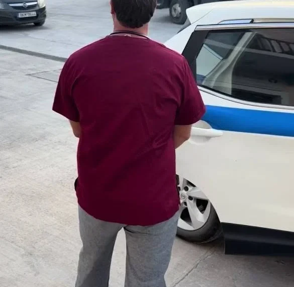 Με χειροπέδες έβγαλαν οι αστυνομικοί από το ιατρείο τον αγροτικό ιατρό στο Καστελλόριζο που κατήγγειλε αδιανόητες συνθήκες εργασίας