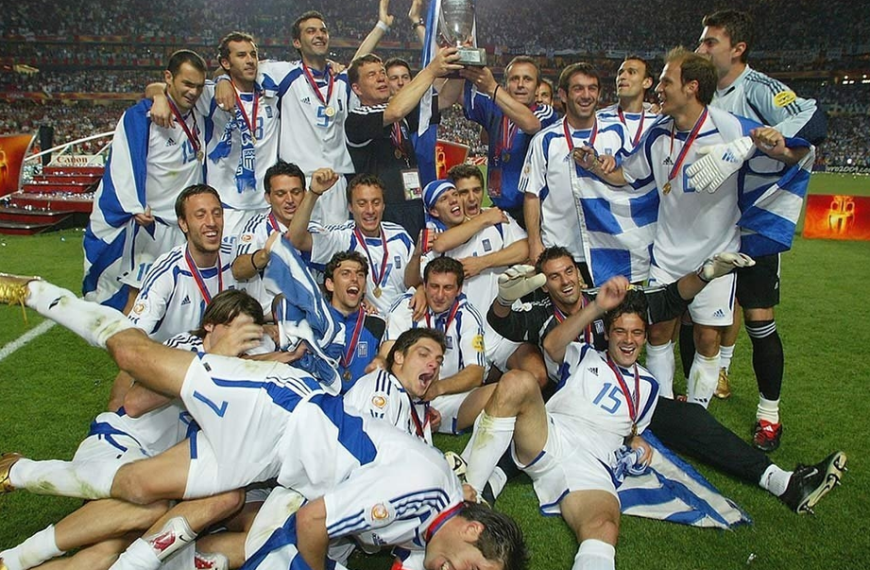 Η κατάκτηση του Euro 2004 από την Εθνική Ελλάδας αποτελεί μία από τις μεγαλύτερες εκπλήξεις στην ιστορία του παγκόσμιου ποδοσφαίρου, με την ομάδα του Ότο Ρεχάγκελ να γράφει το δικό της ανεπανάληπτο έπος.