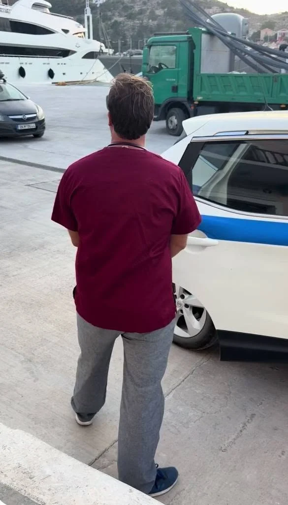 Με χειροπέδες στο Αυτόφωρο ο αγροτικός γιατρός του Καστελόριζου μετά τις καταγγελίες για τις συνθήκες διαβίωσης